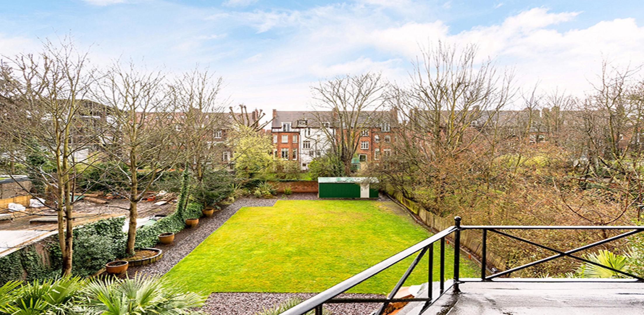 			RENT INCLUDES CENTRAL HEATING, Studio Apartment, 1 bath, 1 reception Flat			 Fitzjohns Avenue, HAMPSTEAD
